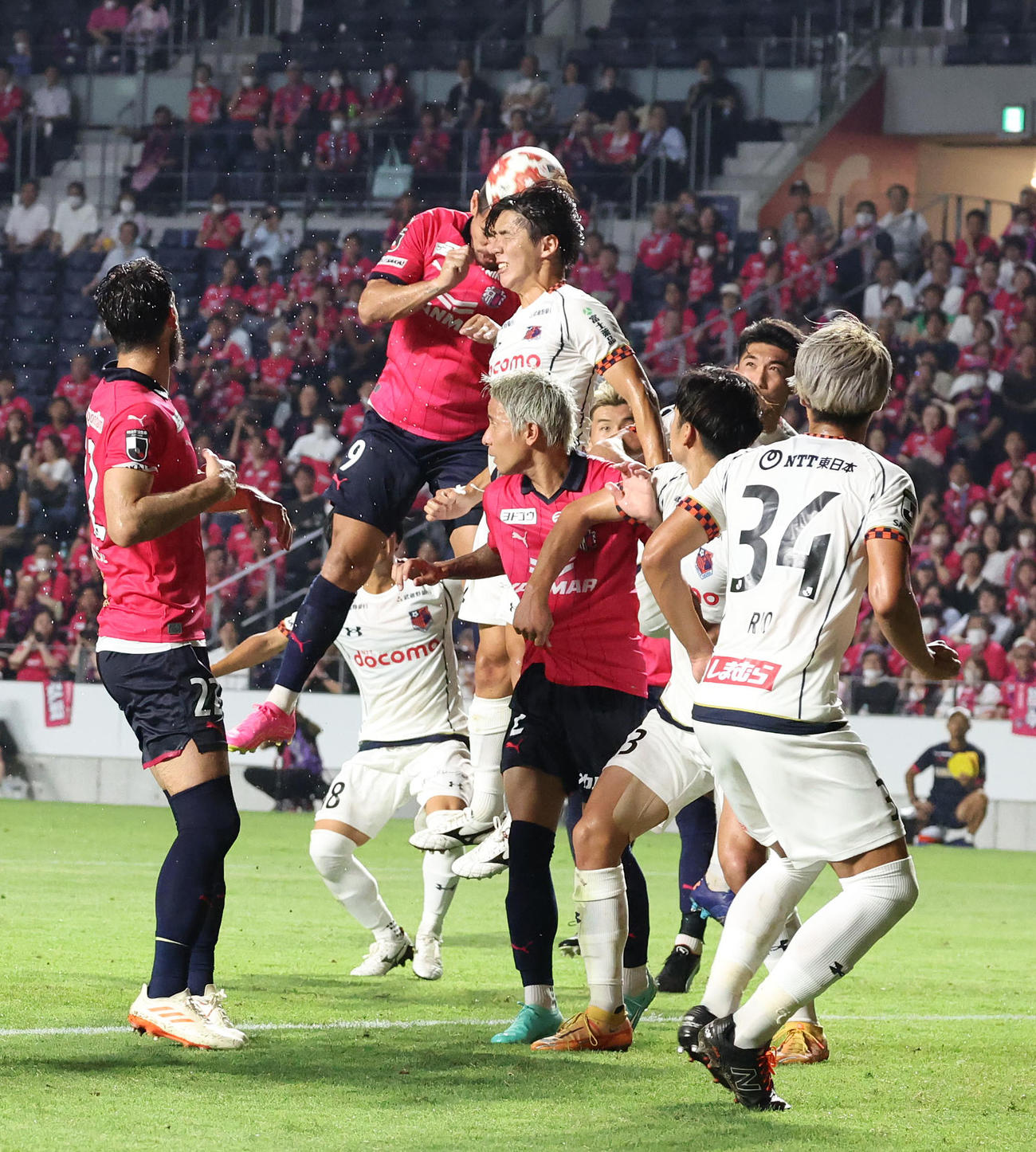 天皇杯C大阪対大宮　後半、清武のコーナーキックをヘディングで合わせてゴールを決めるC大阪レオ・セアラ（左から2人目）（撮影・白石智彦）