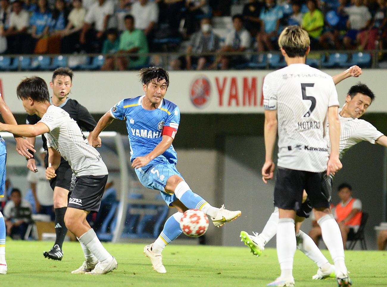 磐田小川が放ったシュートは相手にブロックされる