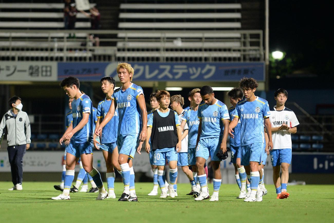 3回戦敗退が決まり、うなだれる磐田の選手たち