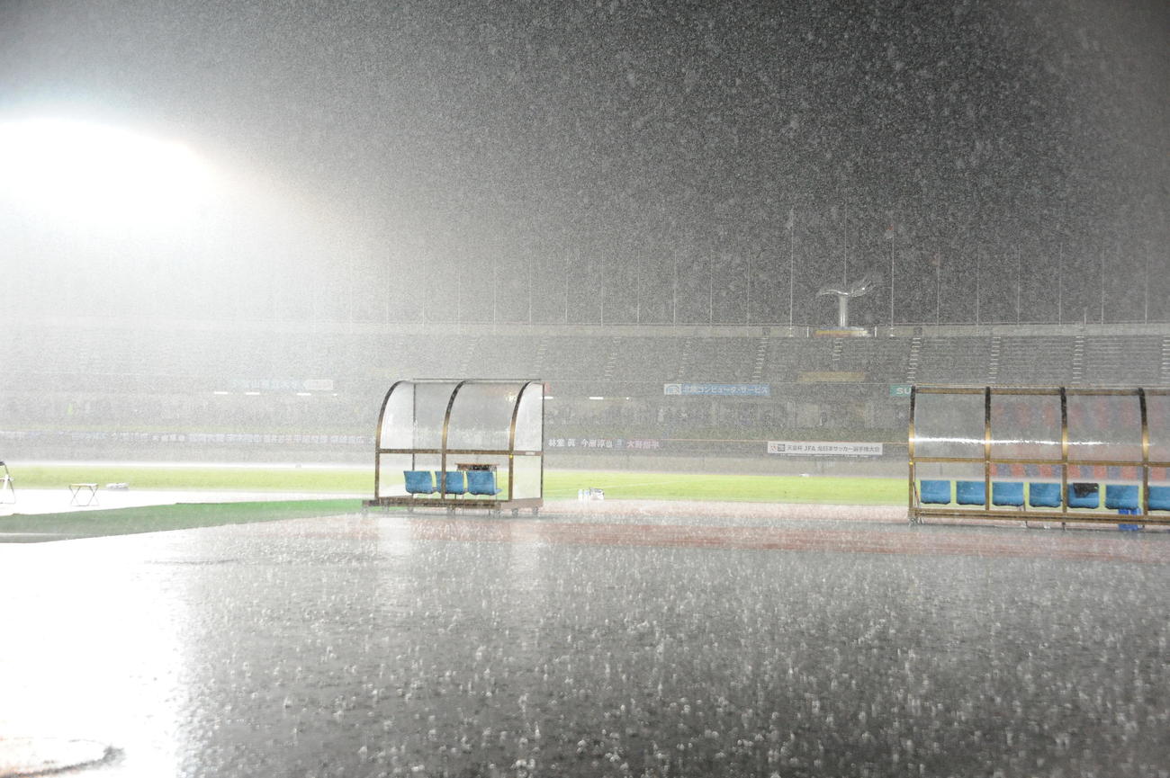 新潟が1点リードのハーフタイム、雷雨のため試合が一時中断