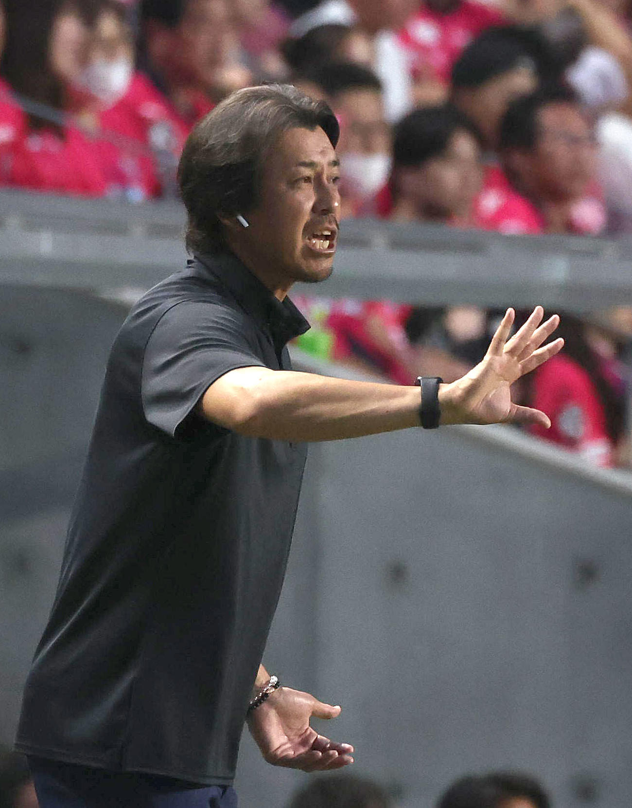 天皇杯C大阪対大宮　前半、選手に指示を出す大宮原崎監督（撮影・白石智彦）