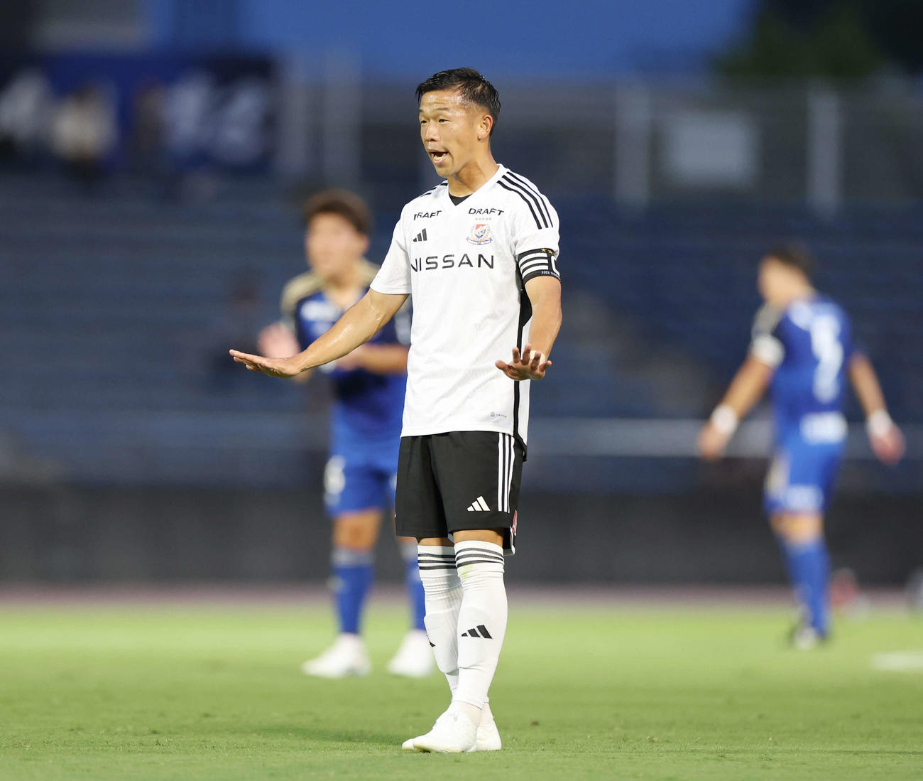 横浜対町田　前半、チームを落ち着かせる横浜喜田（撮影・宮地輝）