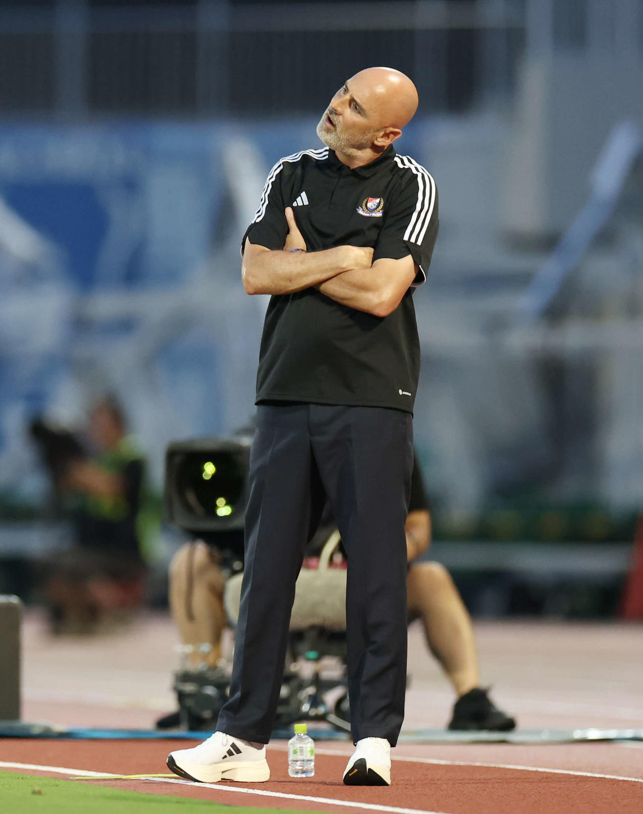 横浜対町田　前半、首をかしげる横浜マスカット監督（撮影・宮地輝）