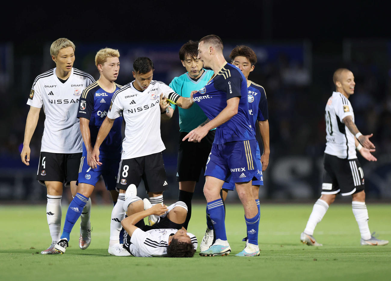 横浜対町田　前半、熱くなる両チームの選手たち（撮影・宮地輝）