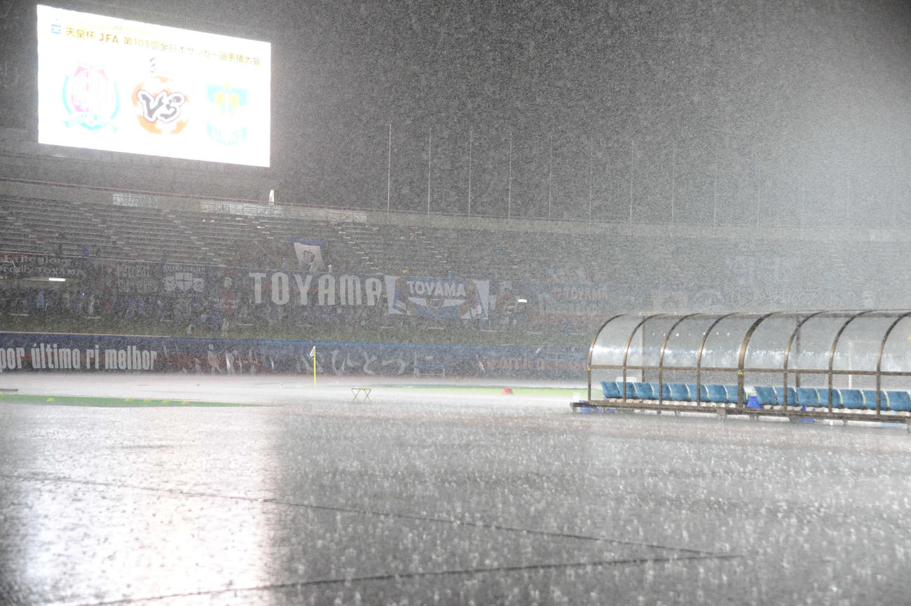 新潟が1点リードのハーフタイム、雷雨のため試合が一時中断