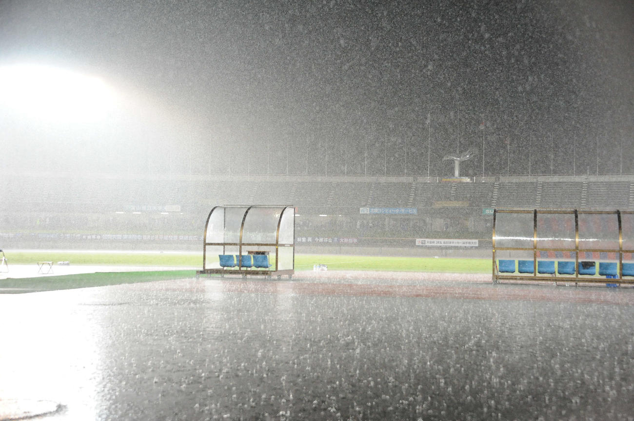 新潟が1点リードのハーフタイム、雷雨のため試合が一時中断