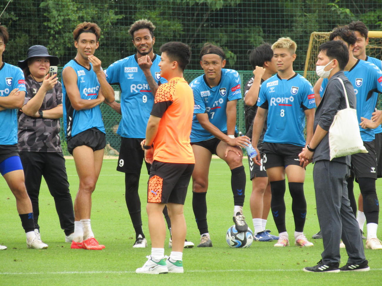 公開練習後、ウンパルンパ（中央手前）の撮影に応じるG大阪の選手