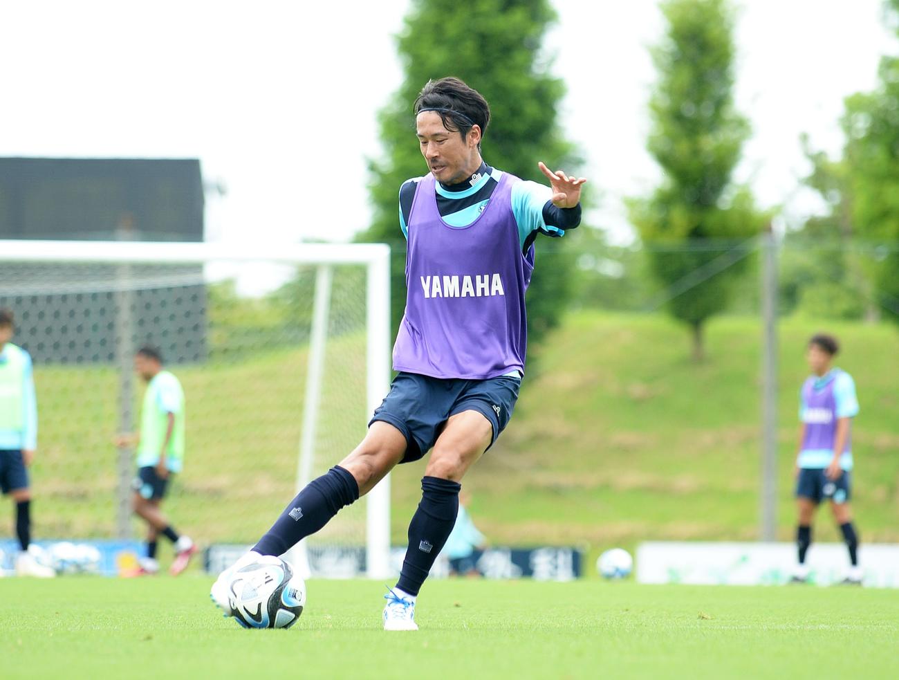 シュート練習に励む磐田山田