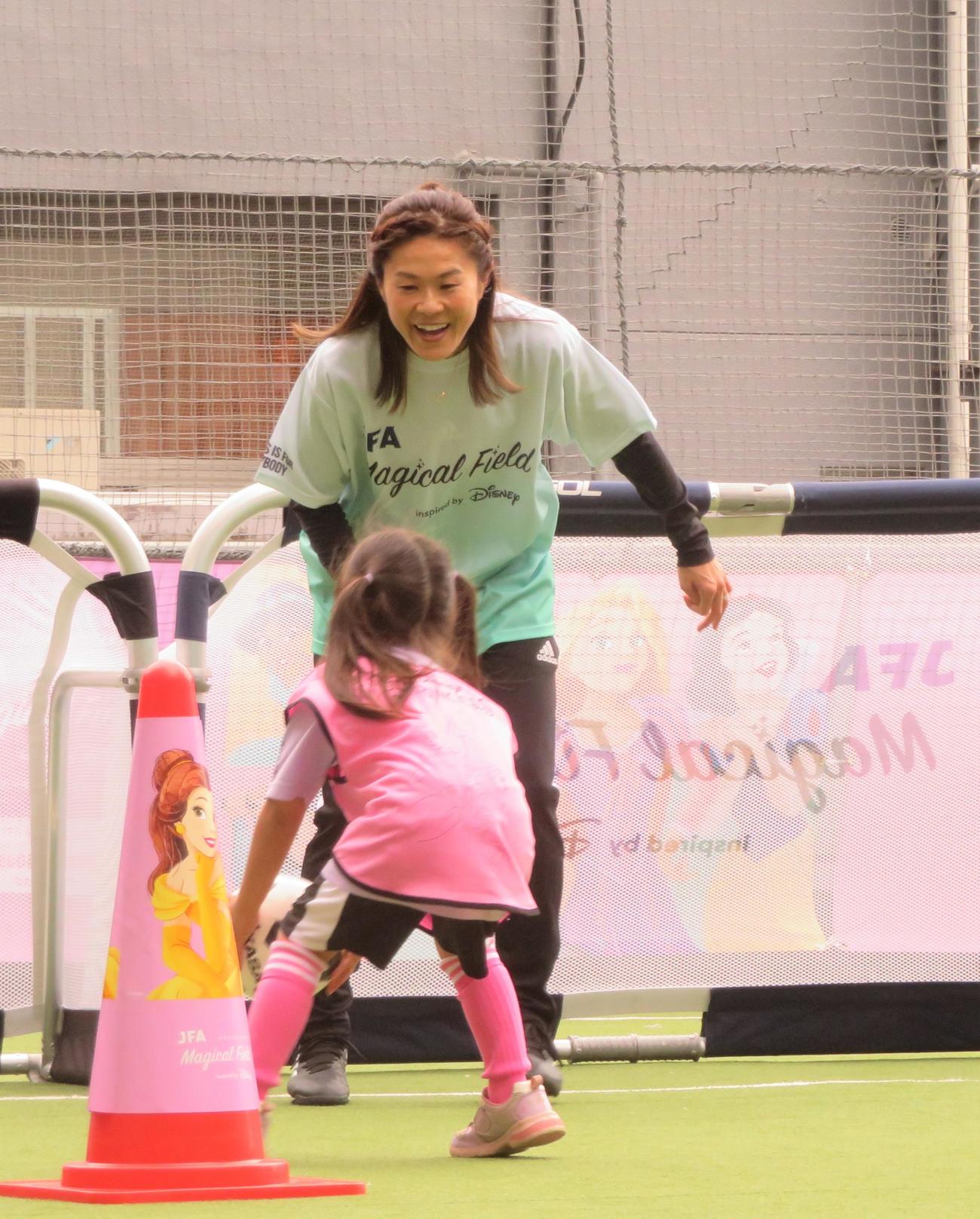 日本サッカー協会とウォルト・ディズニー・ジャパンによるサッカー教室に参加した澤穂希さん（撮影・佐藤成）