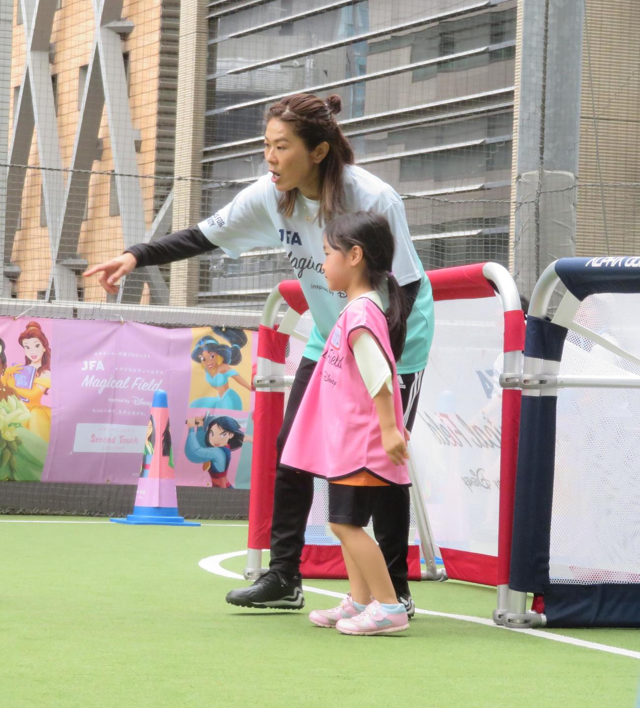 日本サッカー協会とウォルト・ディズニー・ジャパンによるサッカー教室に参加した澤穂希さん（撮影・佐藤成）