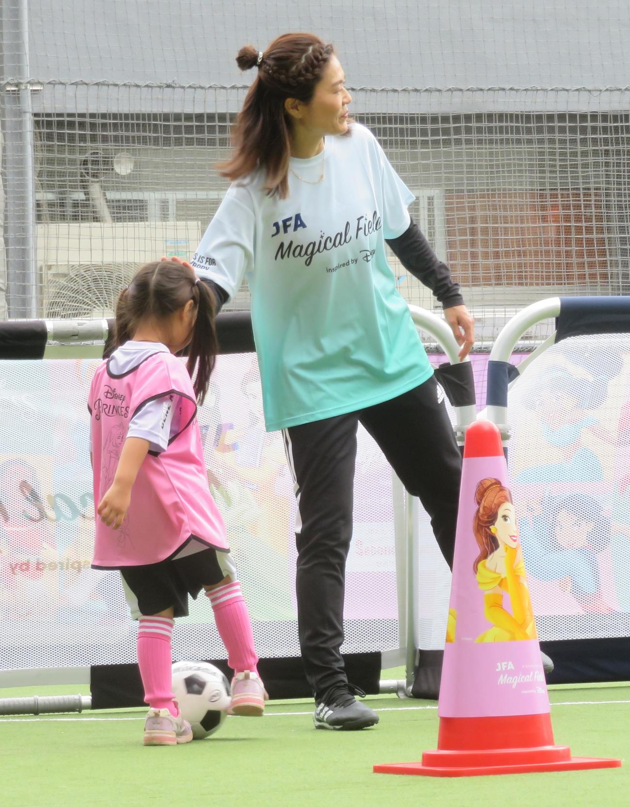 日本サッカー協会とウォルト・ディズニー・ジャパンによるサッカー教室に参加した澤穂希さん（撮影・佐藤成）