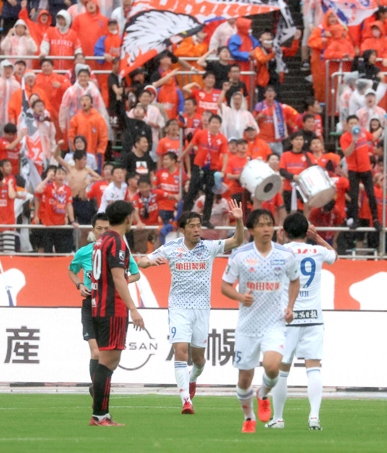 札幌対新潟　後半、得点を決め喜ぶ新潟・鈴木（中央）（撮影・黒川智章）
