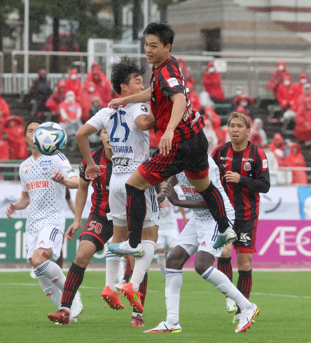 札幌対新潟　後半、ゴール前で競り合う札幌キム・ゴンヒ（撮影・黒川智章）