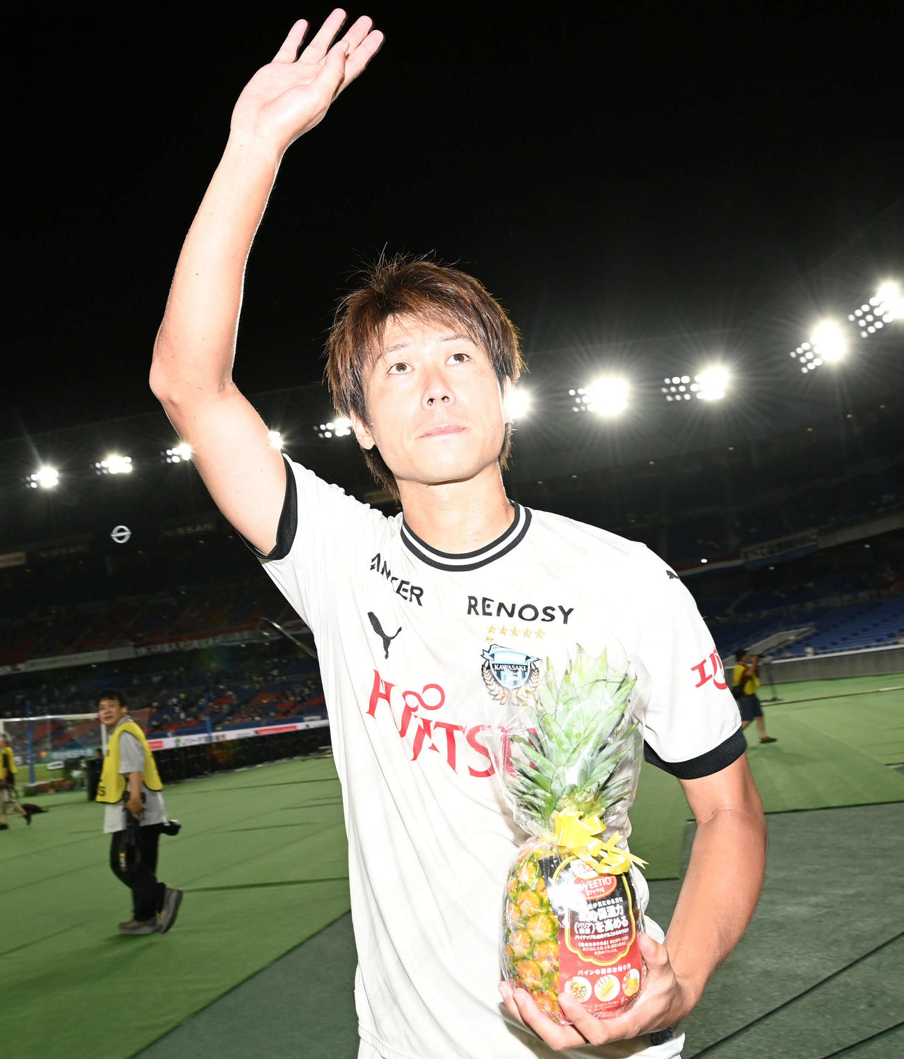 横浜対川崎F　決勝点を決めた川崎F車屋はサポーターの声援に応える（撮影・山崎安昭）