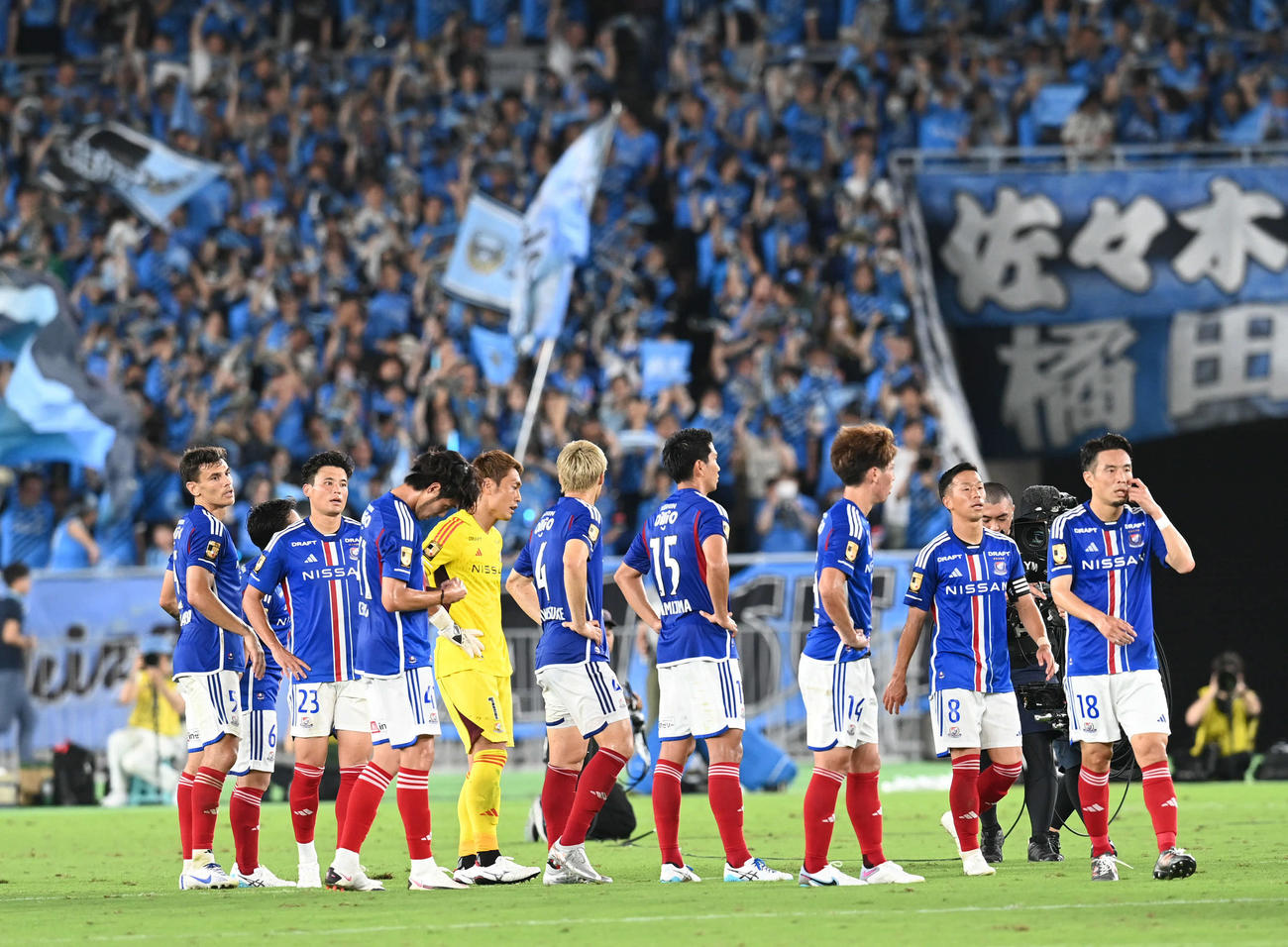 横浜対川崎F　敗れて険しい表情を見せる水沼（右）ら横浜の選手たち（撮影・山崎安昭）