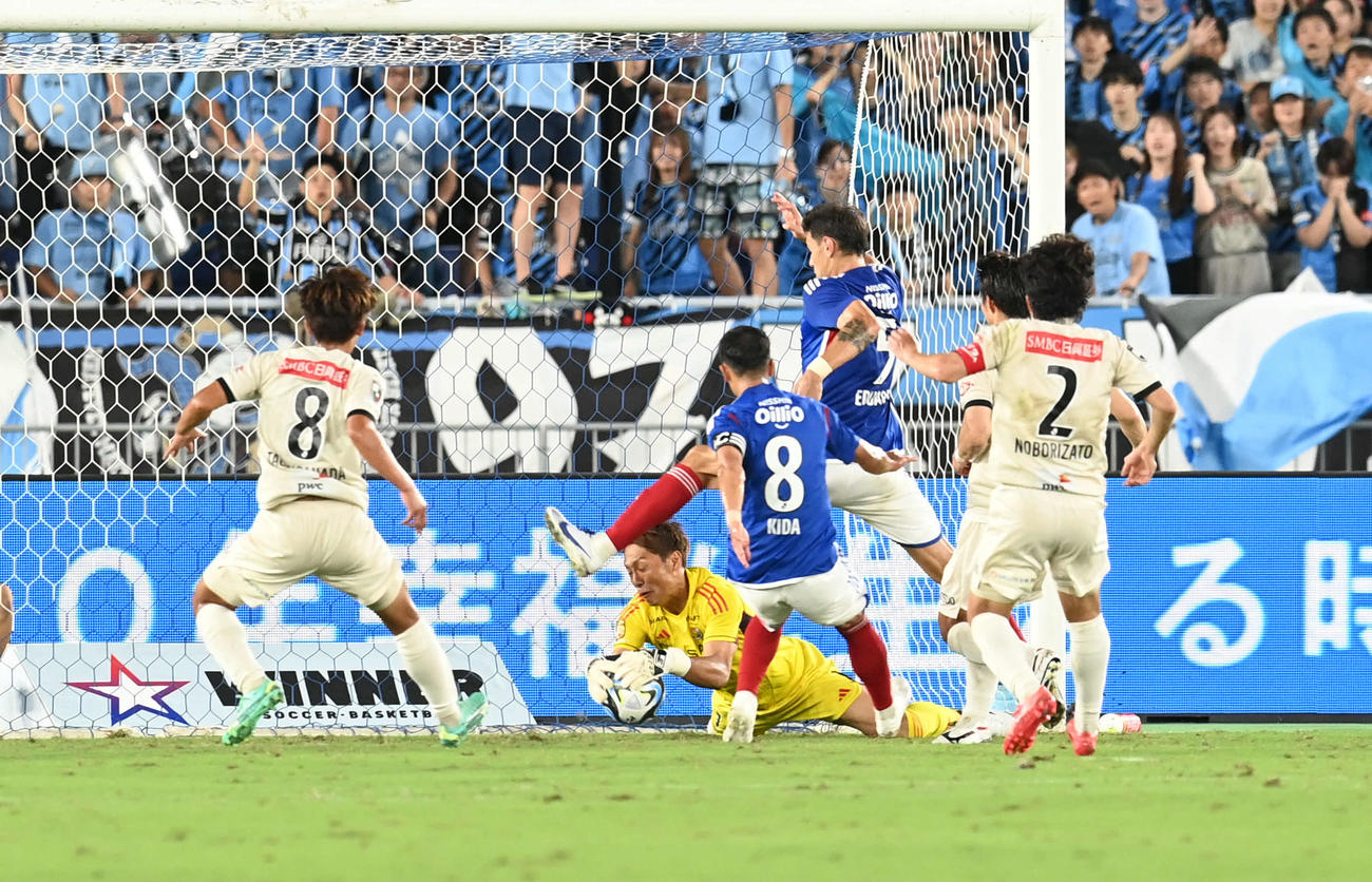 横浜対川崎F　後半、横浜GK一森（左から2人目）は川崎F家長のPKを阻止したボールをキャッチ（撮影・山崎安昭）