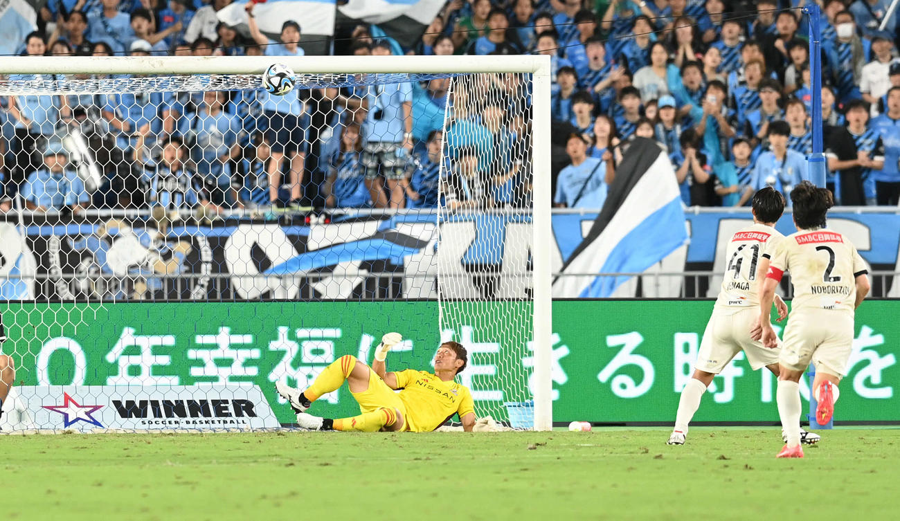 横浜対川崎F　後半、横浜GK一森（左）が止めた川崎F家長（右から2人目）のPKはバーを直撃（撮影・山崎安昭）