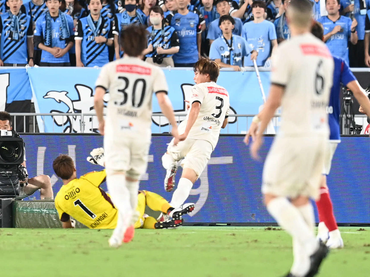 横浜対川崎F　後半、川崎F大南（左から3人目）はクロスを入れる（撮影・山崎安昭）