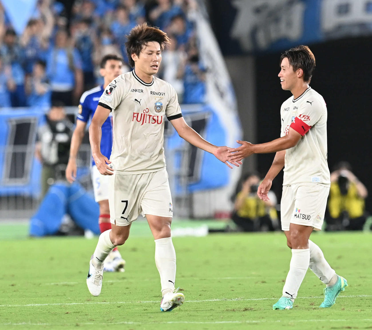 横浜対川崎F　後半、ゴールを決めた川崎F車屋（左）はチームメートとタッチを交わす（撮影・山崎安昭）