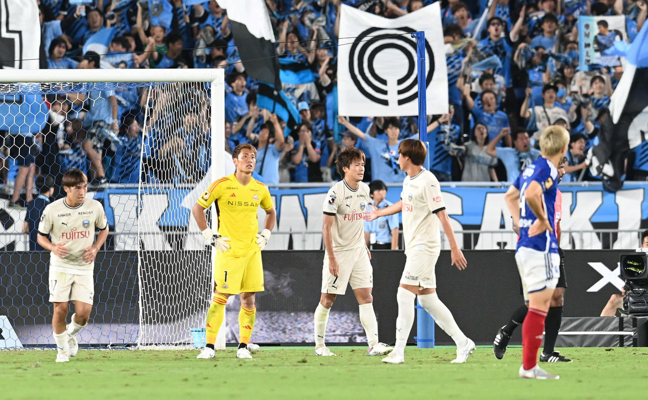 横浜対川崎F　後半、川崎F車屋（左から3人目）に得点を許した横浜GK一森（同2人目）は肩を落とす（撮影・山崎安昭）