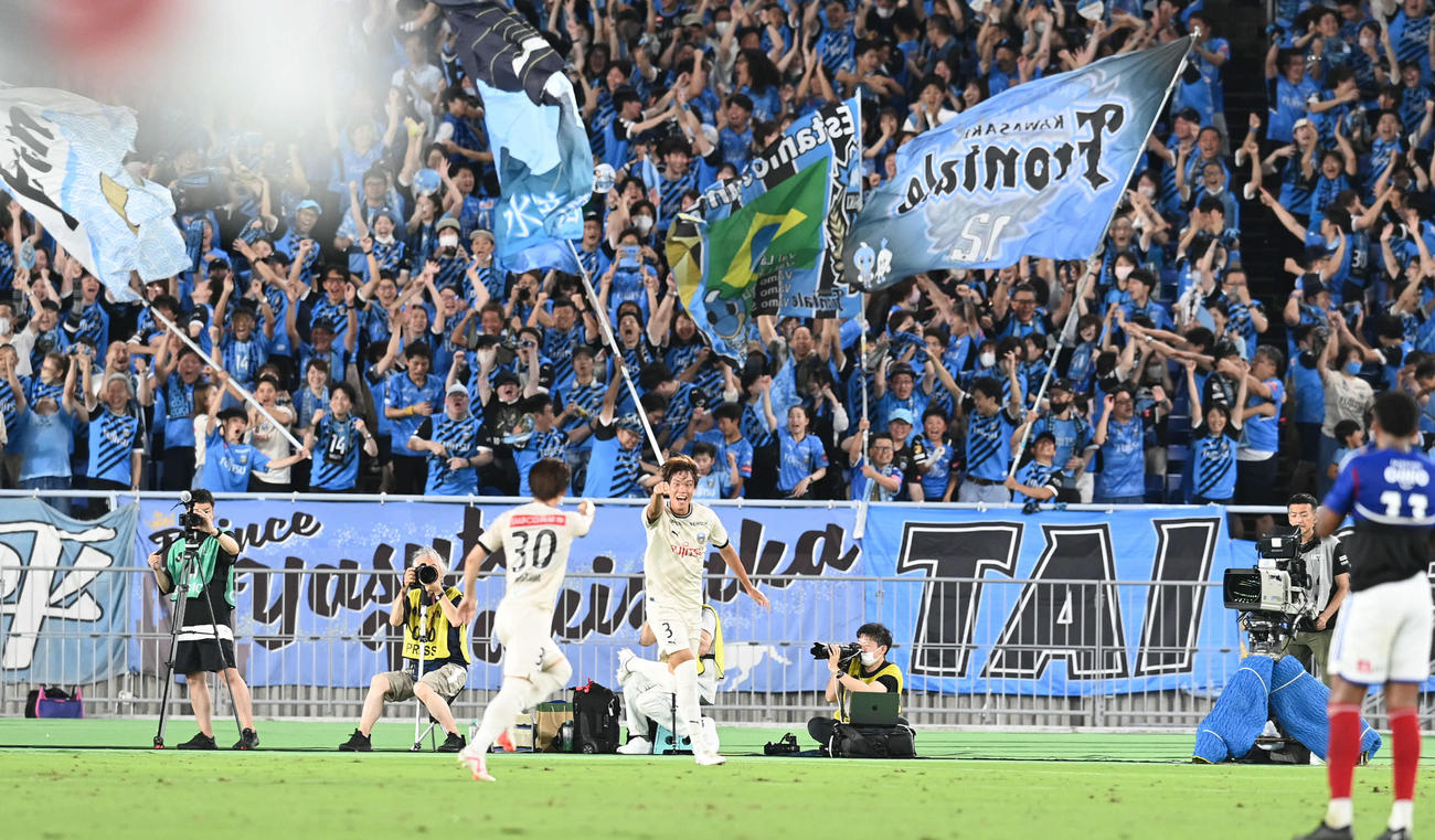 横浜対川崎F　後半、川崎F大南（中央）は車屋の得点を自分のことのように喜ぶ（撮影・山崎安昭）
