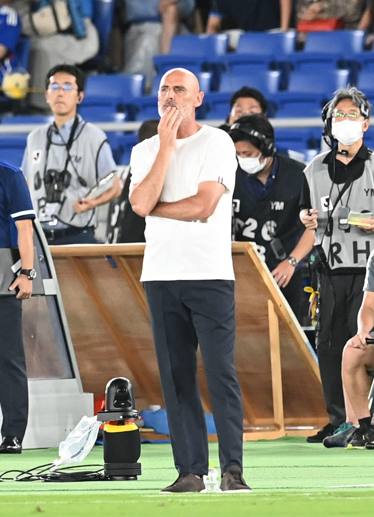 横浜対川崎F　敗れて険しい表情を見せる横浜マスカット監督（撮影・山崎安昭）