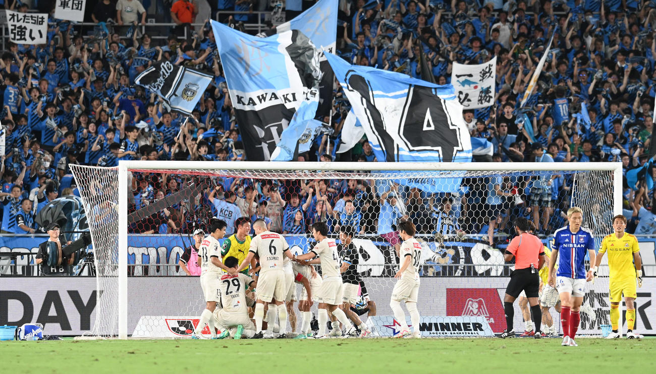 横浜対川崎F　後半、ゴールを決めた車屋を祝福しに集まる川崎Fの選手たち。右は横浜GK一森（撮影・山崎安昭）