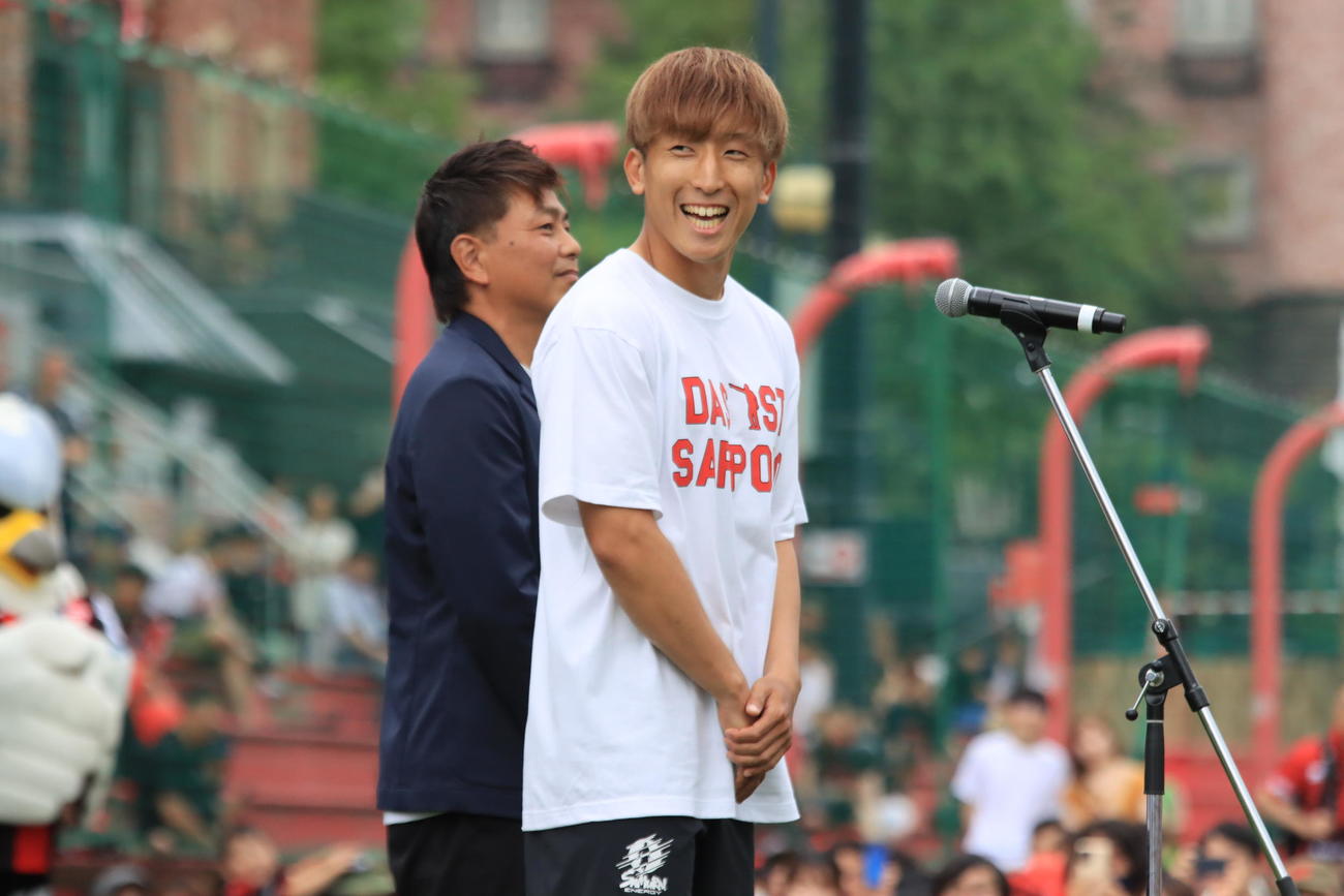 ファンイベントであいさつする札幌金子（撮影・保坂果那）