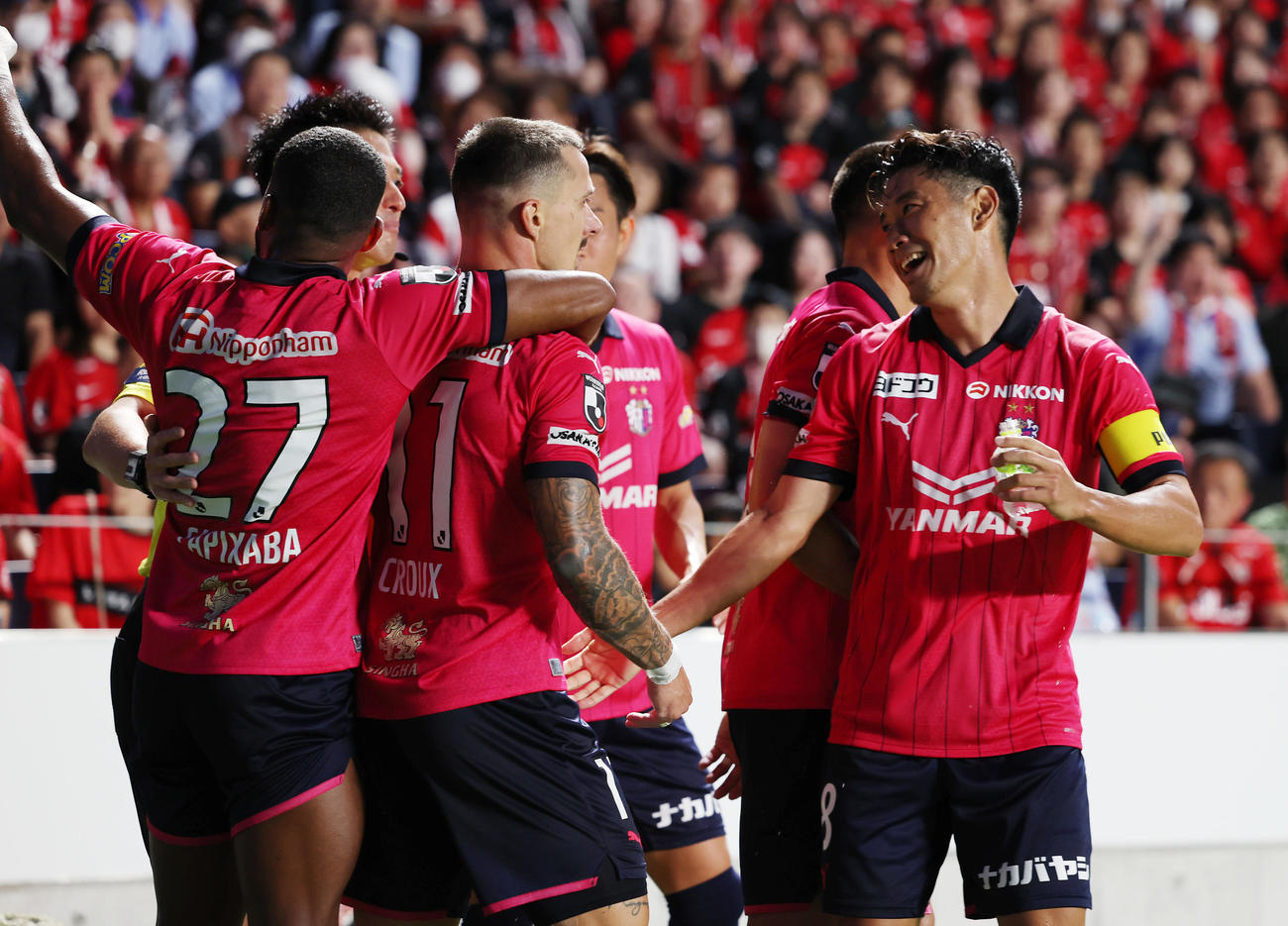 C大阪対浦和　前半、クルークス（中央）がゴールを決め、喜ぶC大阪の選手たち。右は香川（撮影・前田充）