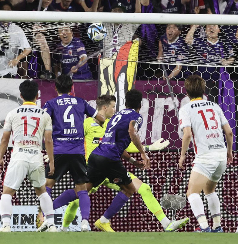 京都―名古屋　後半、決勝ゴールを決める京都・パトリック（共同）