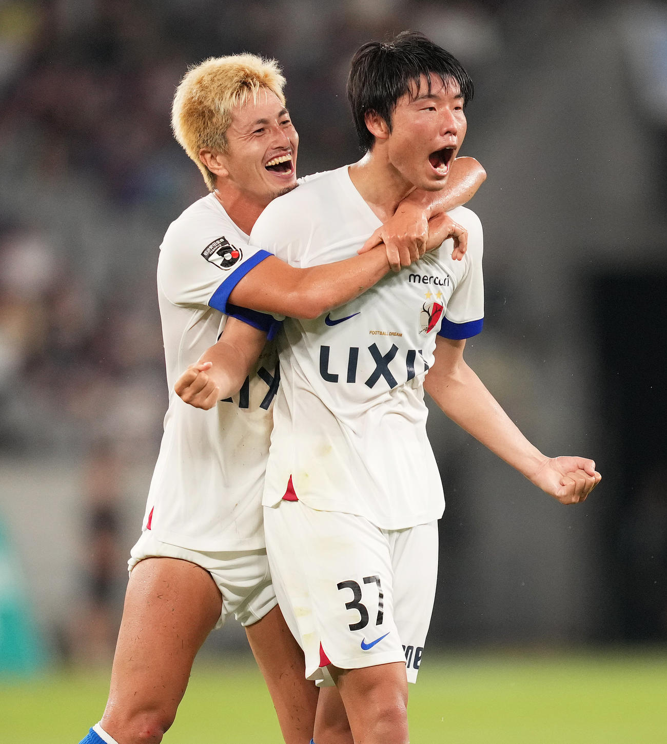 東京対鹿島　前半、ゴールを決め、鹿島鈴木（左）に祝福される垣田（撮影・菅敏）