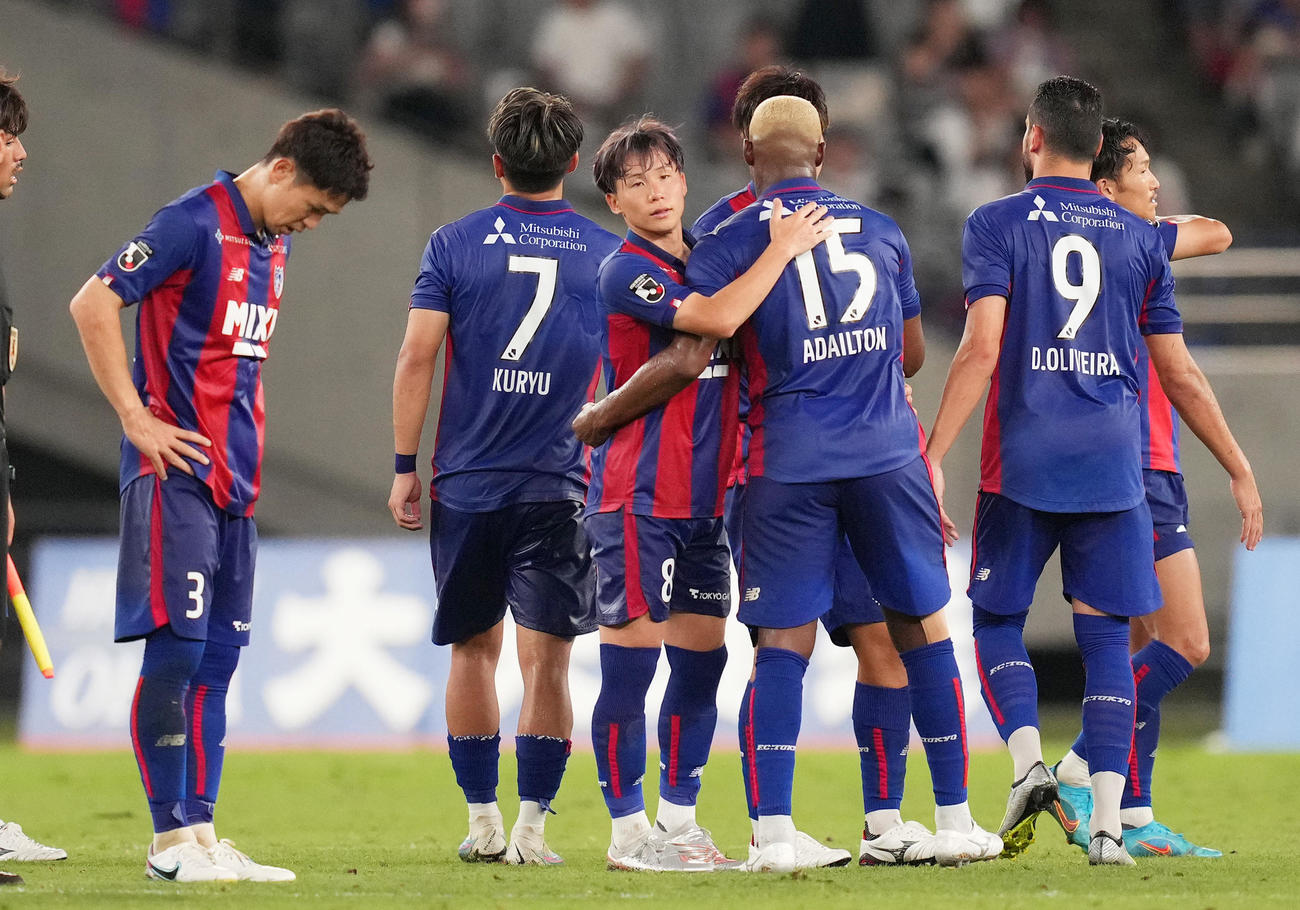 東京対鹿島　ラストマッチを終え、同僚らと抱き合う東京安部（中央）（撮影・菅敏）