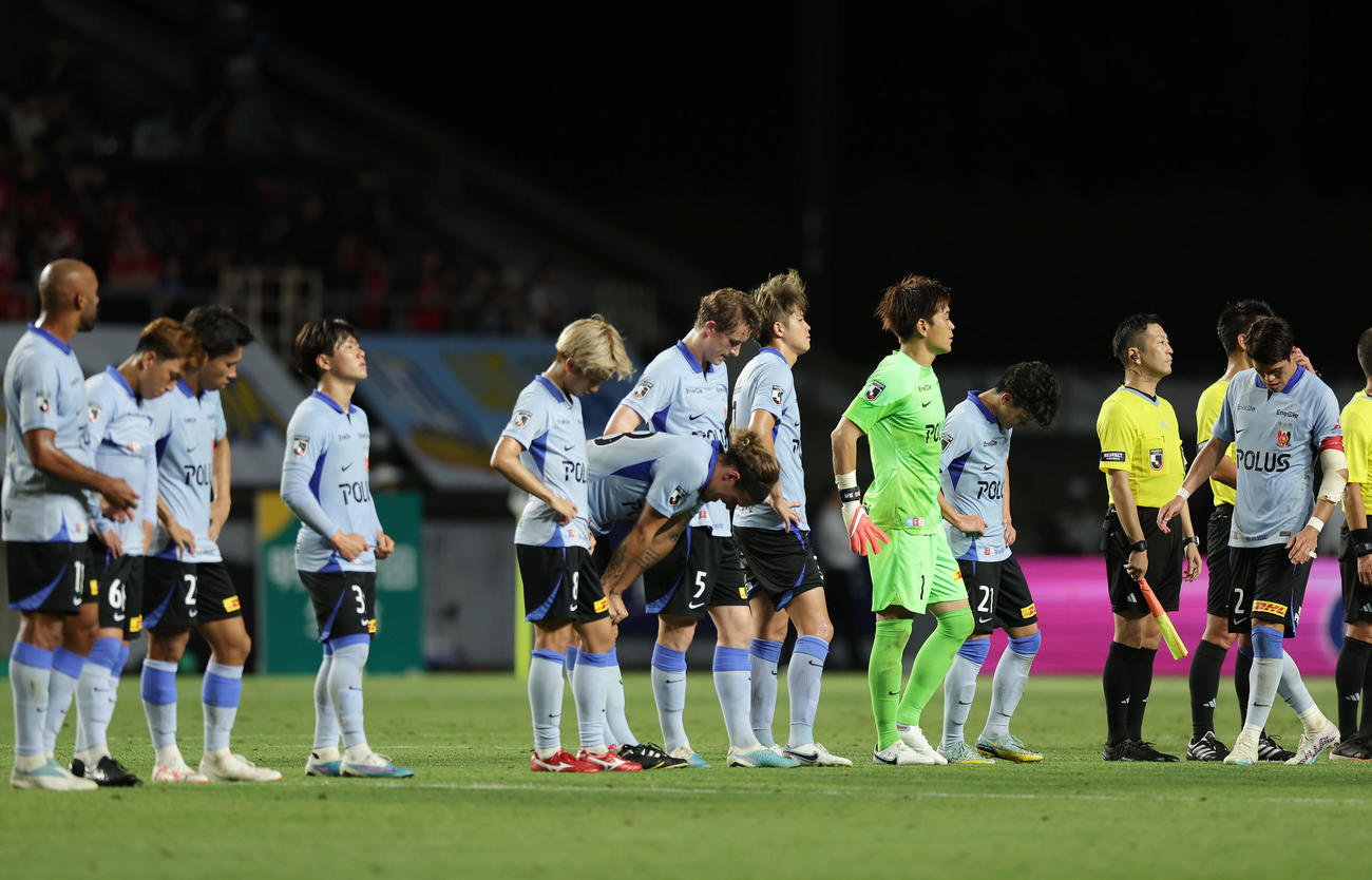 C大阪対浦和　C大阪に敗れ、肩を落として整列する浦和イレブン（撮影・前田充）