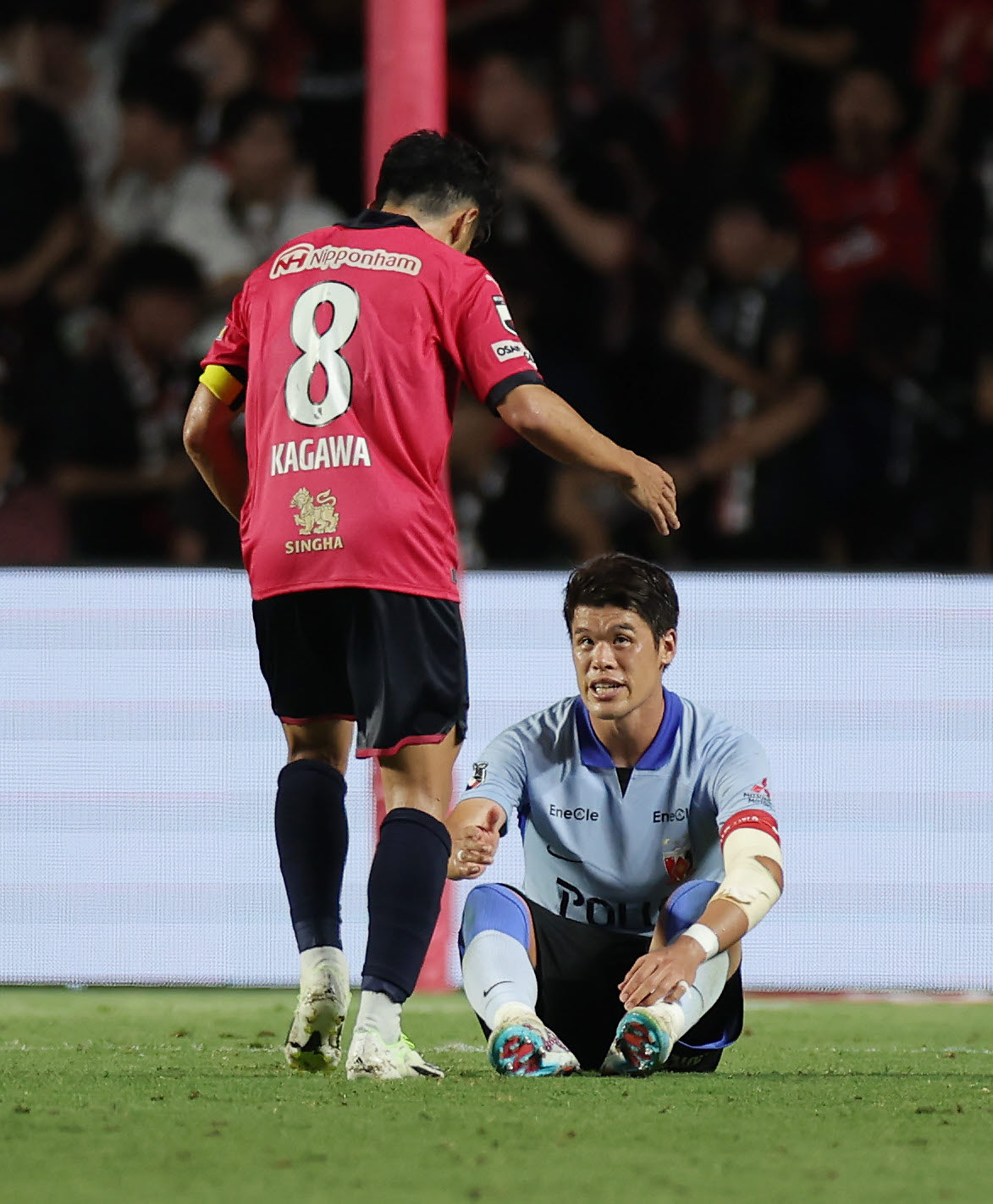 C大阪対浦和　試合後、C大阪香川（左）に声を掛けられる浦和酒井（撮影・前田充）