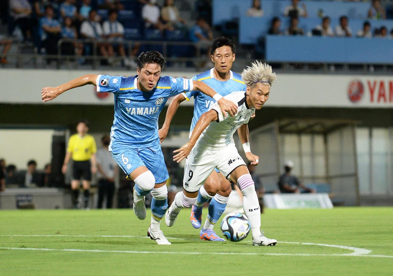 競り合う磐田伊藤（左）と藤枝渡辺