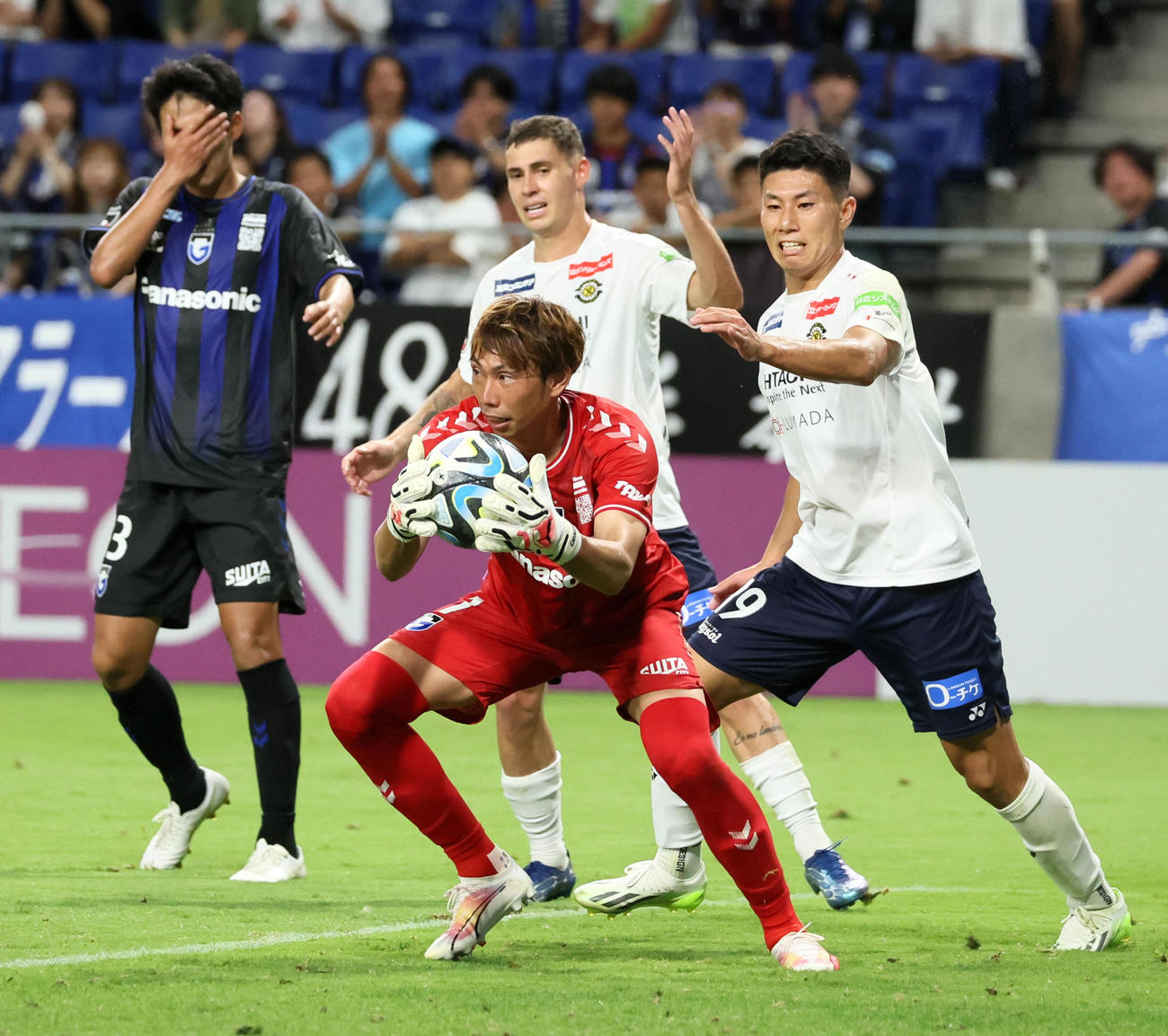 G大阪対柏　後半、G大阪GK東口は柏川口尚紀の蹴ったシュートをしっかりと抑える（撮影・加藤哉）