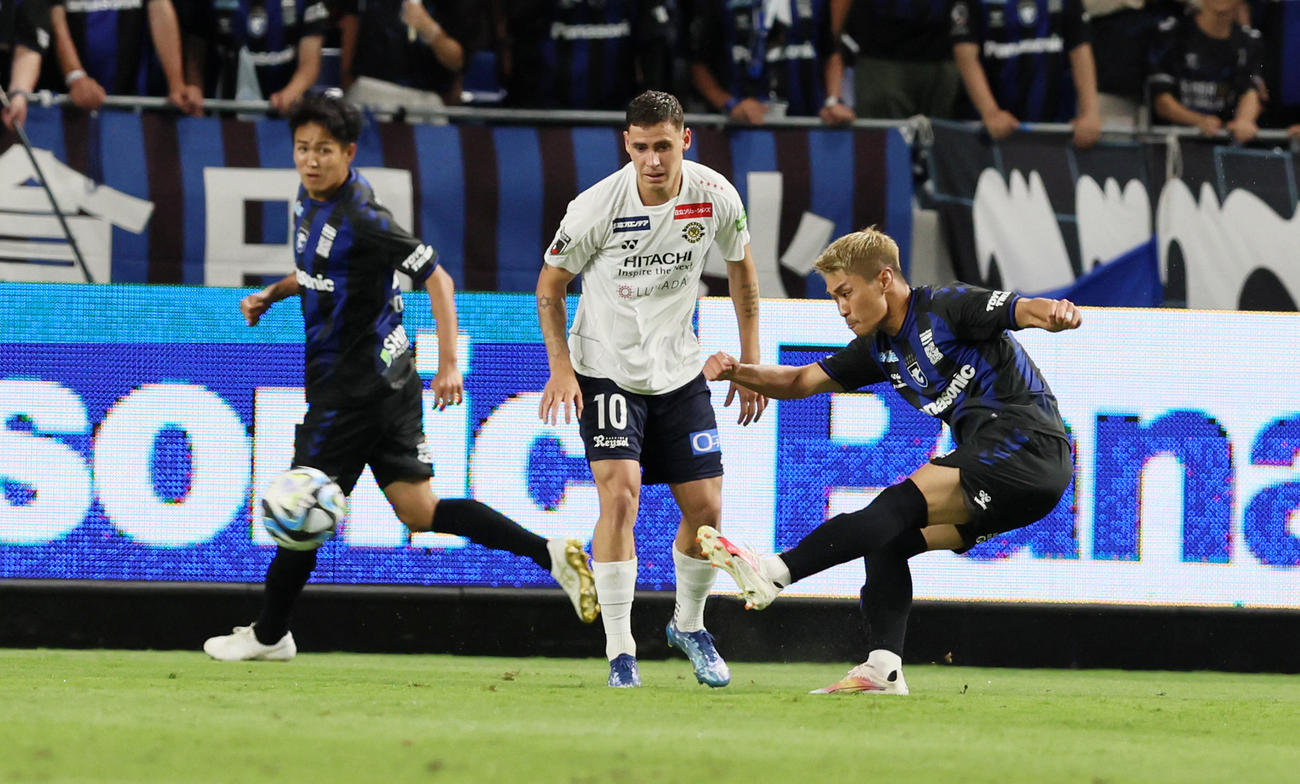 G大阪対柏　後半、G大阪食野が強烈なミドルシュートを放ち勝ち越しゴールを決める（撮影・加藤哉）