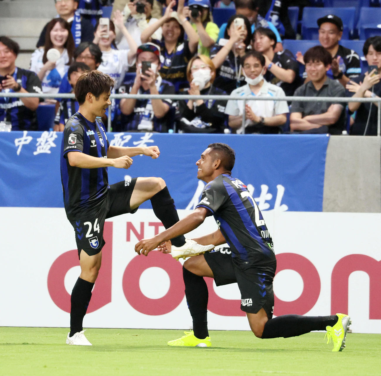 G大阪対柏　前半、G大阪ダワンが先制ゴールを決め黒川（左）のスパイクを磨くパフォーマンス（撮影・加藤哉）