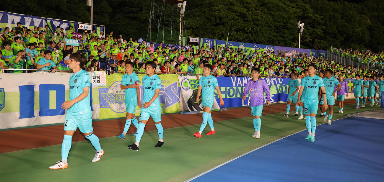 湘南対福岡　0－1で敗れサポーターにあいさつする湘南の選手たち（撮影・野上伸悟）