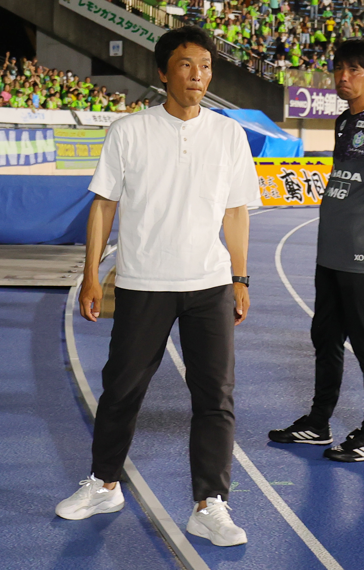 湘南対福岡　0－1で敗れ無念の表情の湘南山口監督（撮影・野上伸悟）