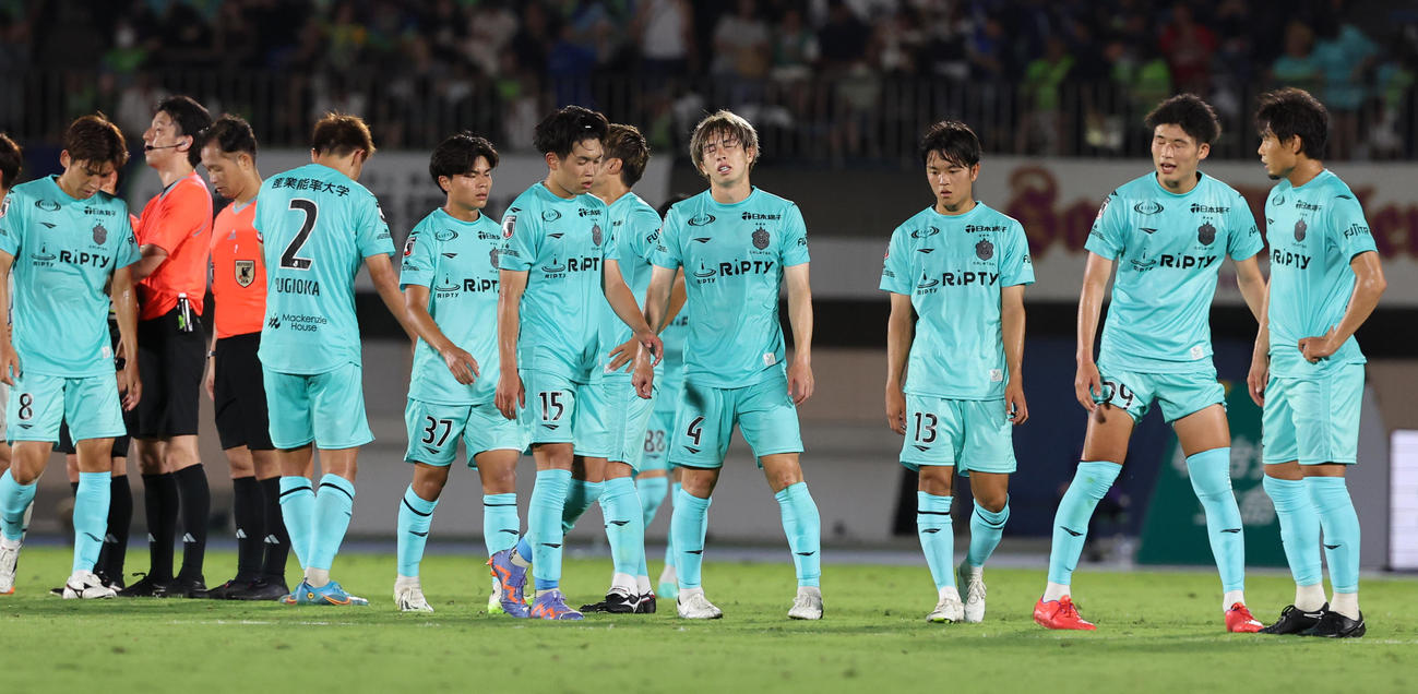 湘南対福岡　0－1で敗れ無念の表情の湘南イレブン（撮影・野上伸悟）