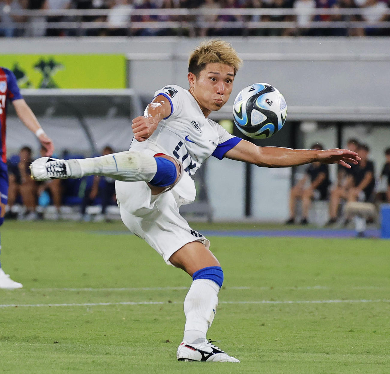 FC東京対鹿島　前半、ゴールを狙う鹿島・樋口（共同）