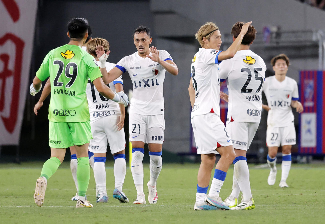 FC東京に勝利した鹿島イレブン（共同）