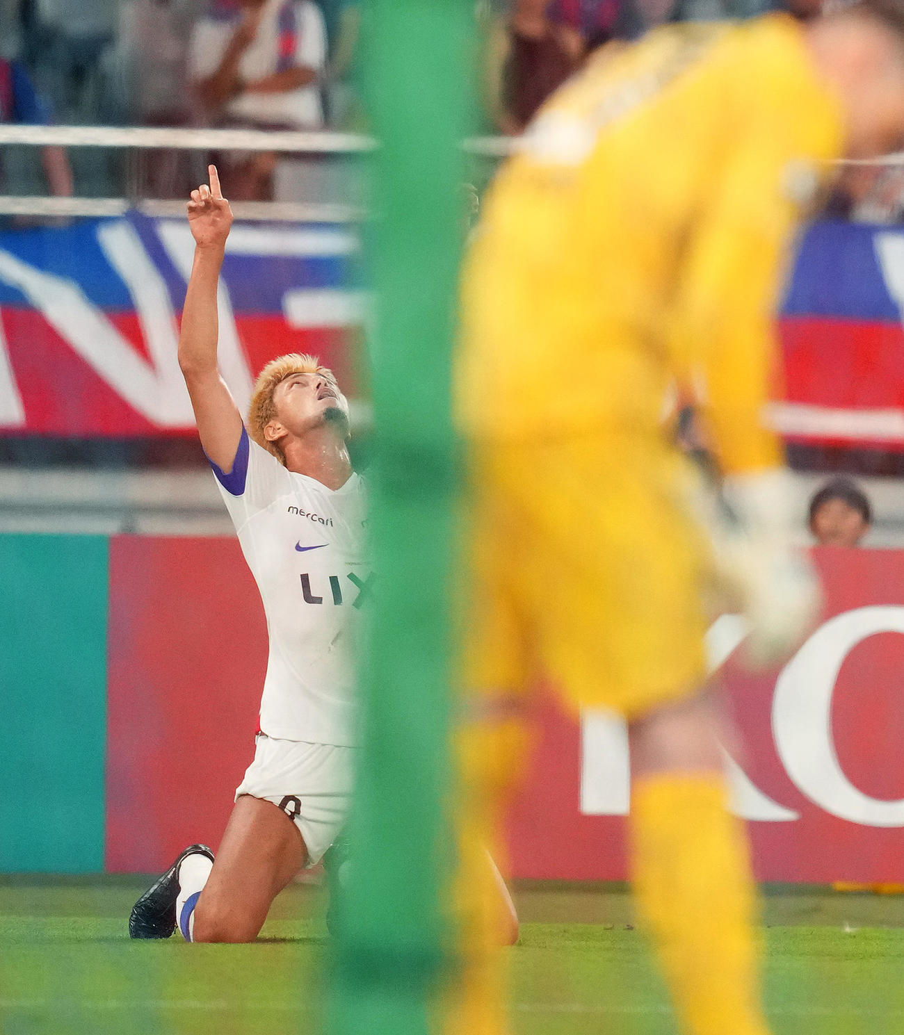 東京対鹿島　前半、同点のゴールを決め、天を指さす鹿島鈴木（奥）（撮影・菅敏）