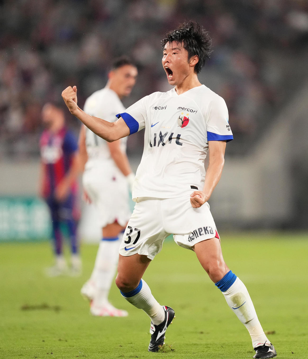 東京対鹿島　前半、ゴールを決め、雄たけびを上げる鹿島（撮影・菅敏）