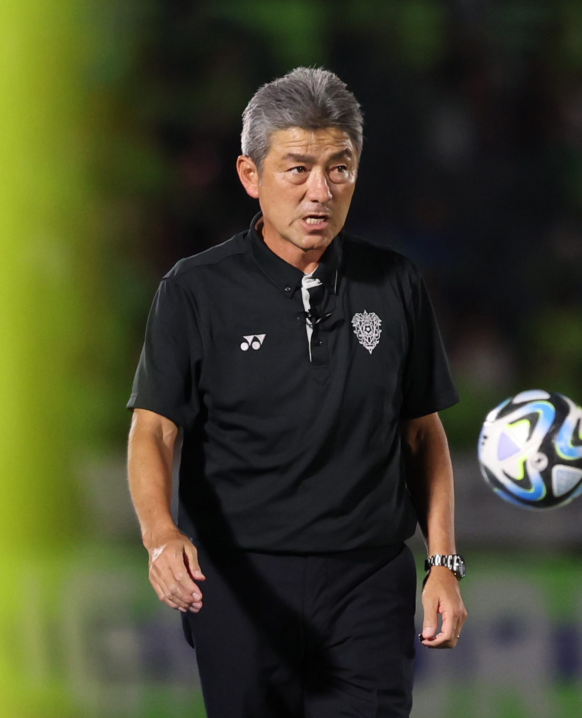 湘南対福岡　試合を見つめる福岡長谷部監督（撮影・野上伸悟