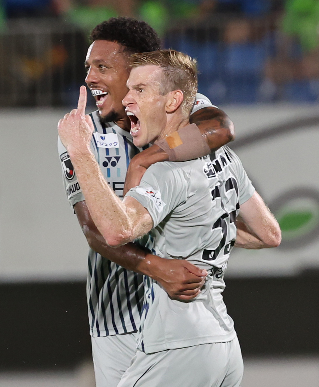 湘南対福岡　後半、先制ゴールを決めウェリントン（左）と喜ぶ福岡ドウグラス・グローリ（撮影・野上伸悟