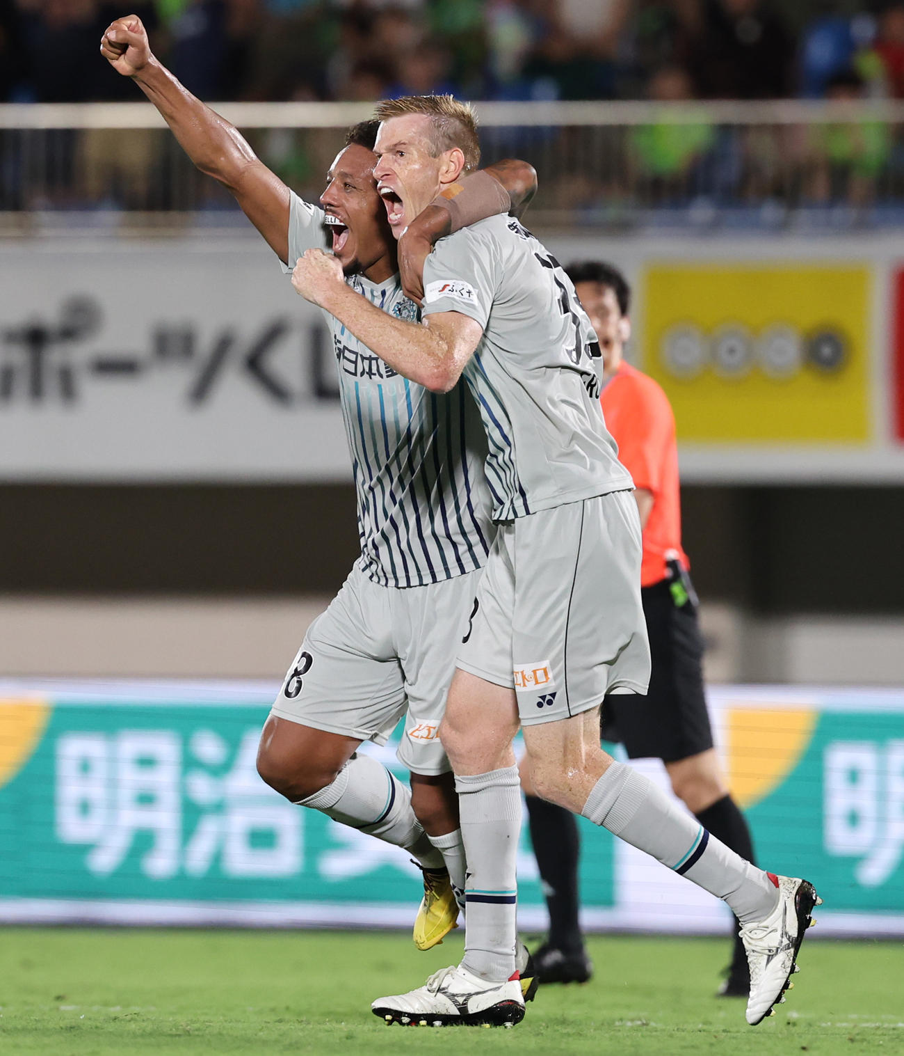 湘南対福岡　後半、先制ゴールを決めウェリントン（左）と喜ぶ福岡ドウグラス・グローリ（撮影・野上伸悟