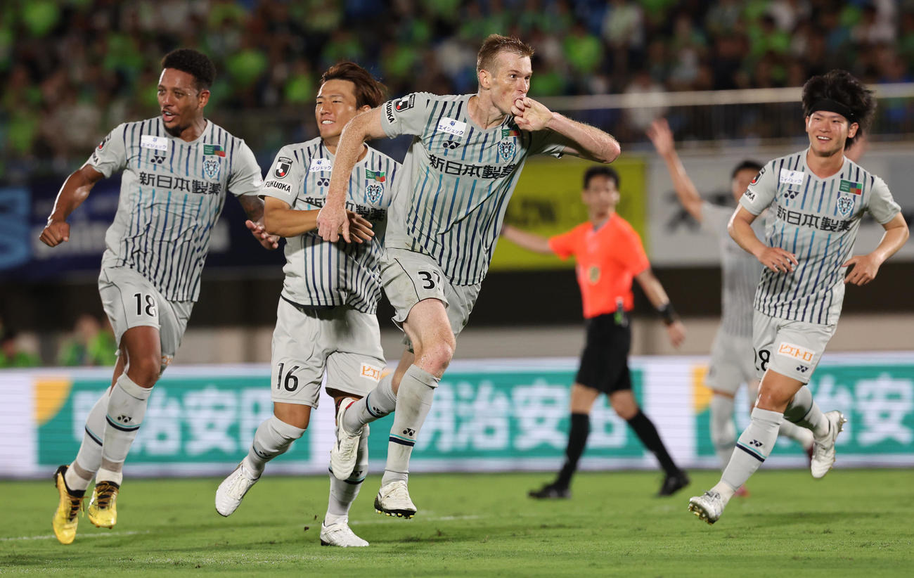 湘南対福岡　後半、決勝ゴールを決め喜ぶ福岡ドウグラス・グローリ（中央）（撮影・野上伸悟