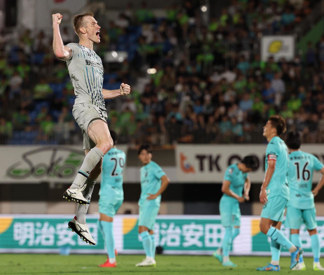 湘南対福岡　後半、先制ゴールを決め喜ぶ福岡ドウグラス・グローリ（撮影・野上伸悟